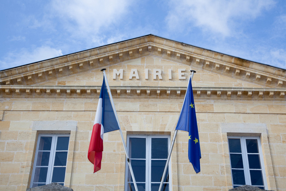 Façade mairie avec drapeaux Mairie avec drapeaux français et européen