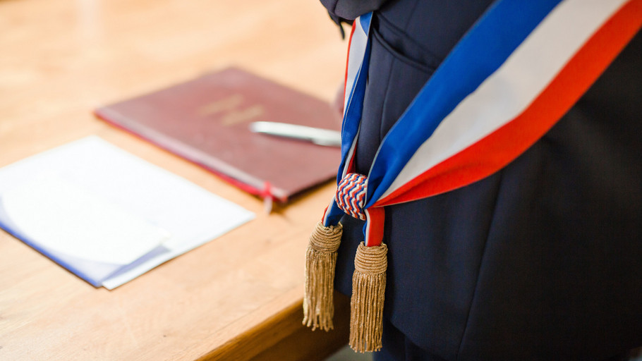 Mariage mairie Maire avec son écharpe tricolore avec documents officiels