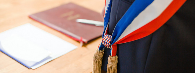 Maire avec son écharpe tricolore avec documents officiels